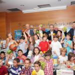 El consejero de Agricultura, Antonio Cerdá, con los escolares