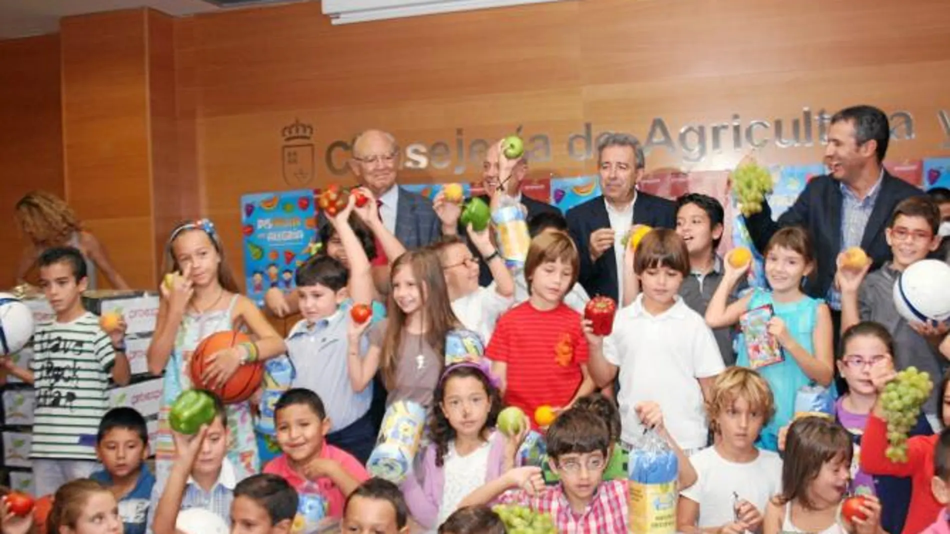 El consejero de Agricultura, Antonio Cerdá, con los escolares