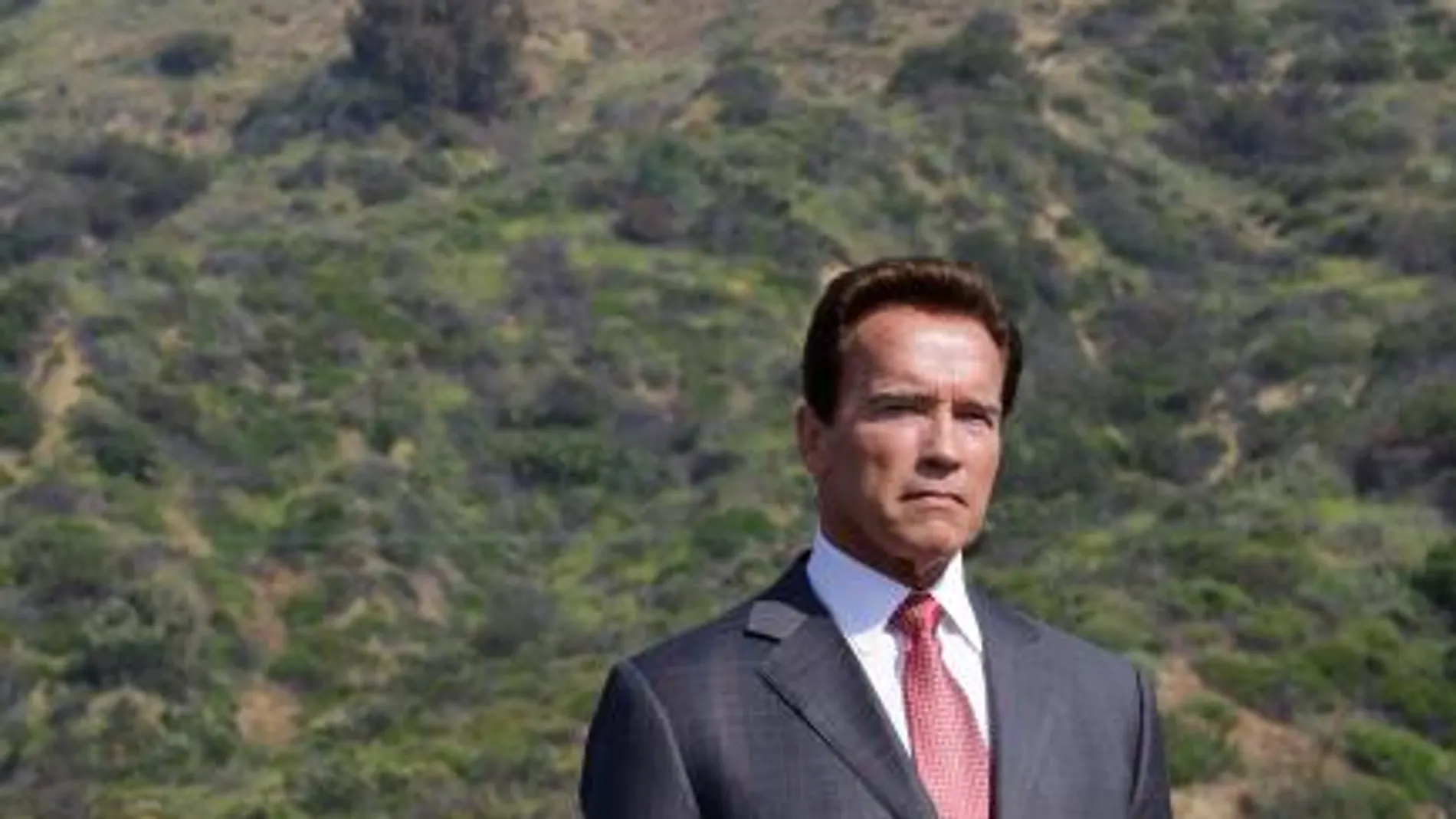 Arnold Schwarzenegger encarga tres estatuas de si mismo