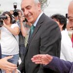 Patxi López saludando a Martín Garitano