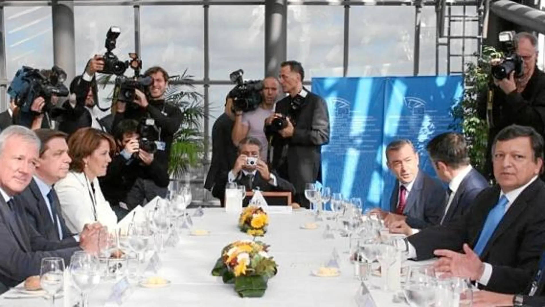 El presidente de la Comunidad Autónoma de la Región de Murcia, Ramón Luis Valcárcel, en el almuerzo que mantuvo en Bruselas con el presidente Durao Barroso (segundo derecha)