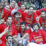 Los jugadores españoles celebran la consecución del título europeo en Lituania