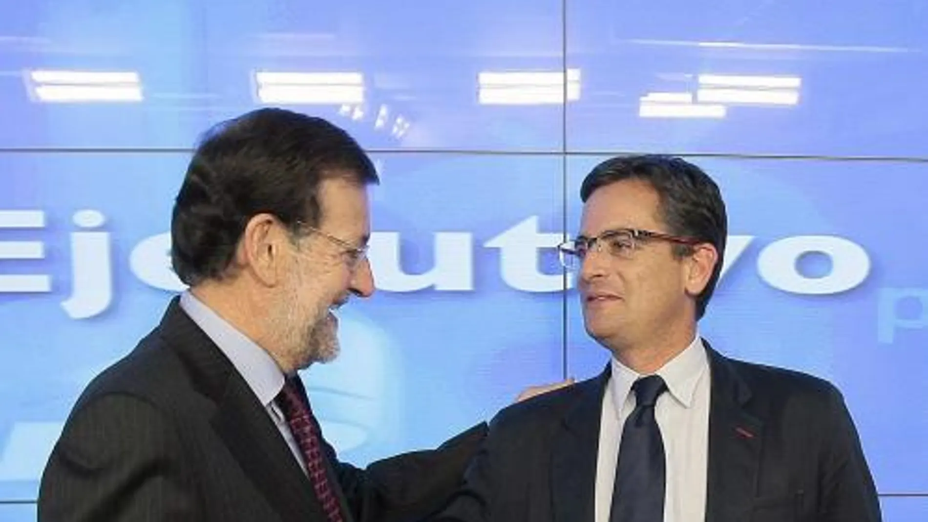 Rajoy saluda al presidente del PP vasco, Antonio Basagoiti