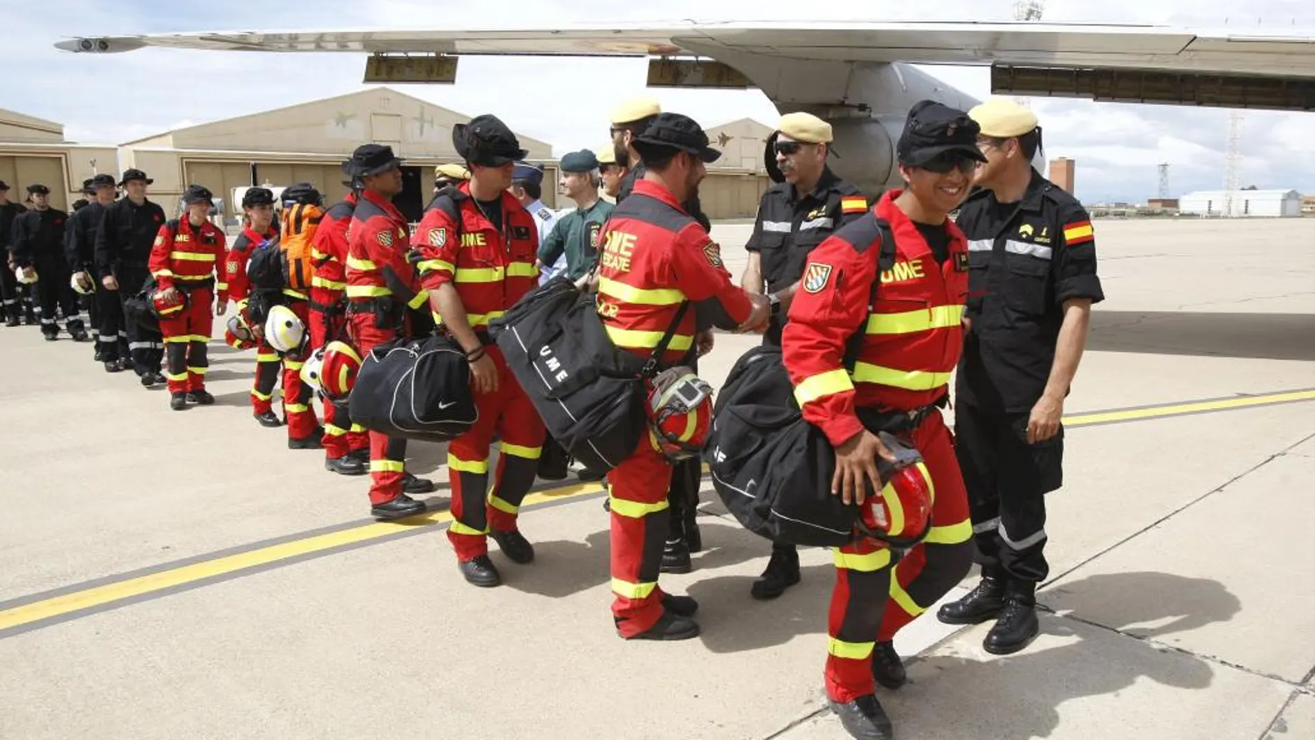 Militares de la UME y miembros del Grupo de Montaña de la Guardia Civil parten hacia Nepal desde la Base Aérea de Zaragoza.