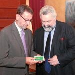Jesús García Calderón entregó ayer al presidente de la Cámara autonómica, Manuel Gracia, la memoria de 2011 de la Fiscalía
