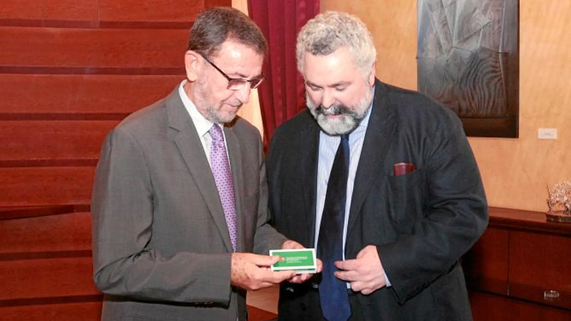 Jesús García Calderón entregó ayer al presidente de la Cámara autonómica, Manuel Gracia, la memoria de 2011 de la Fiscalía