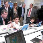Antonio Silván muestra a un grupo de niños las ventajas de las nuevas tecnologías