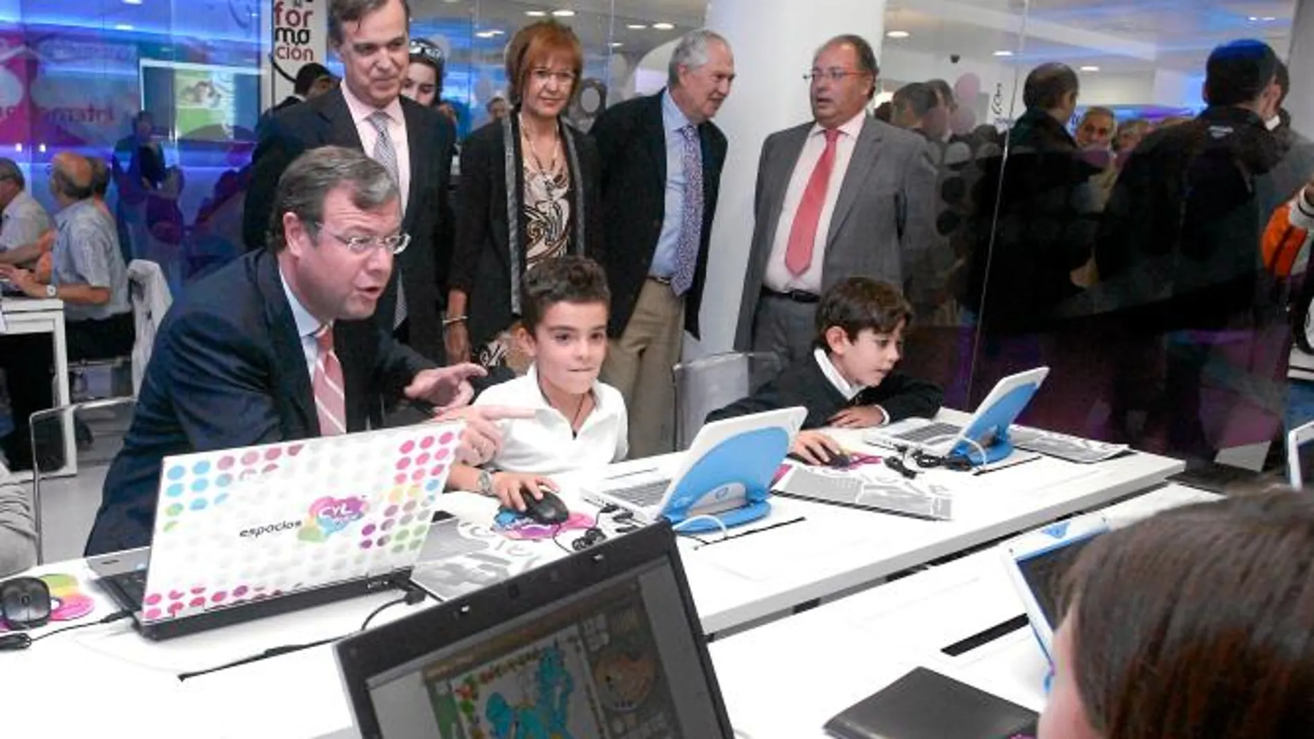 Antonio Silván muestra a un grupo de niños las ventajas de las nuevas tecnologías