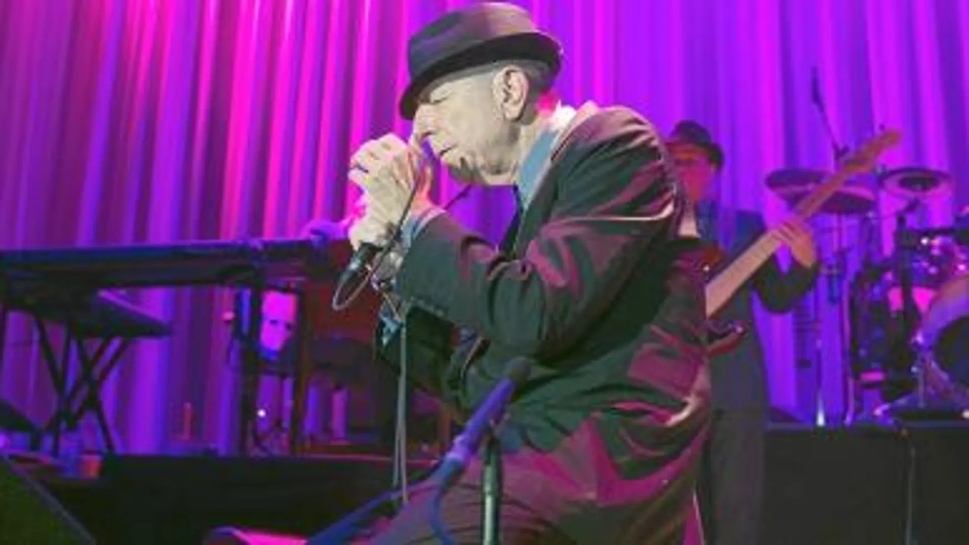 Leonard Cohen, anoche, durante su actuación en el Sant Jordi