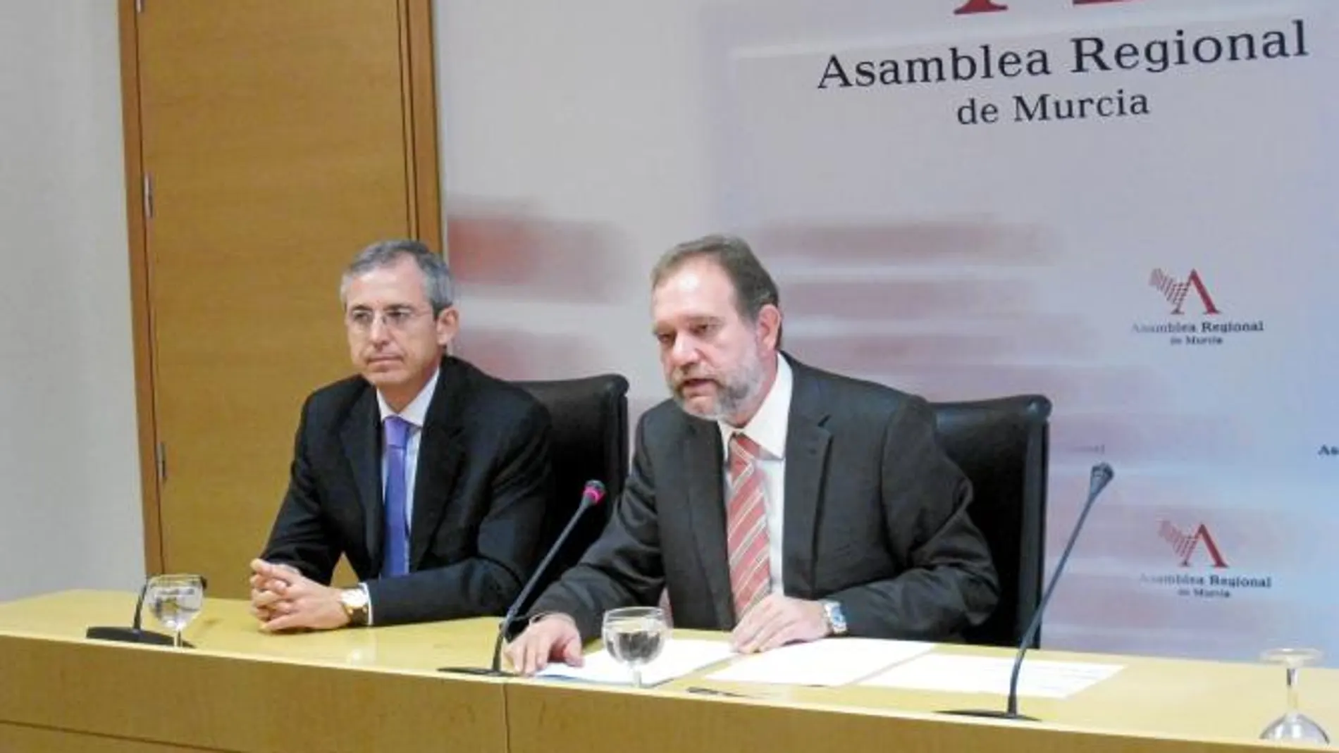 Imagen de archivo del consejero de Educación, Formación y Empleo, Constantino Sotoca (d), en una comparecencia anterior en la Asamblea