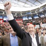 Rubalcaba saluda a sus incondicionales ayer en Valencia