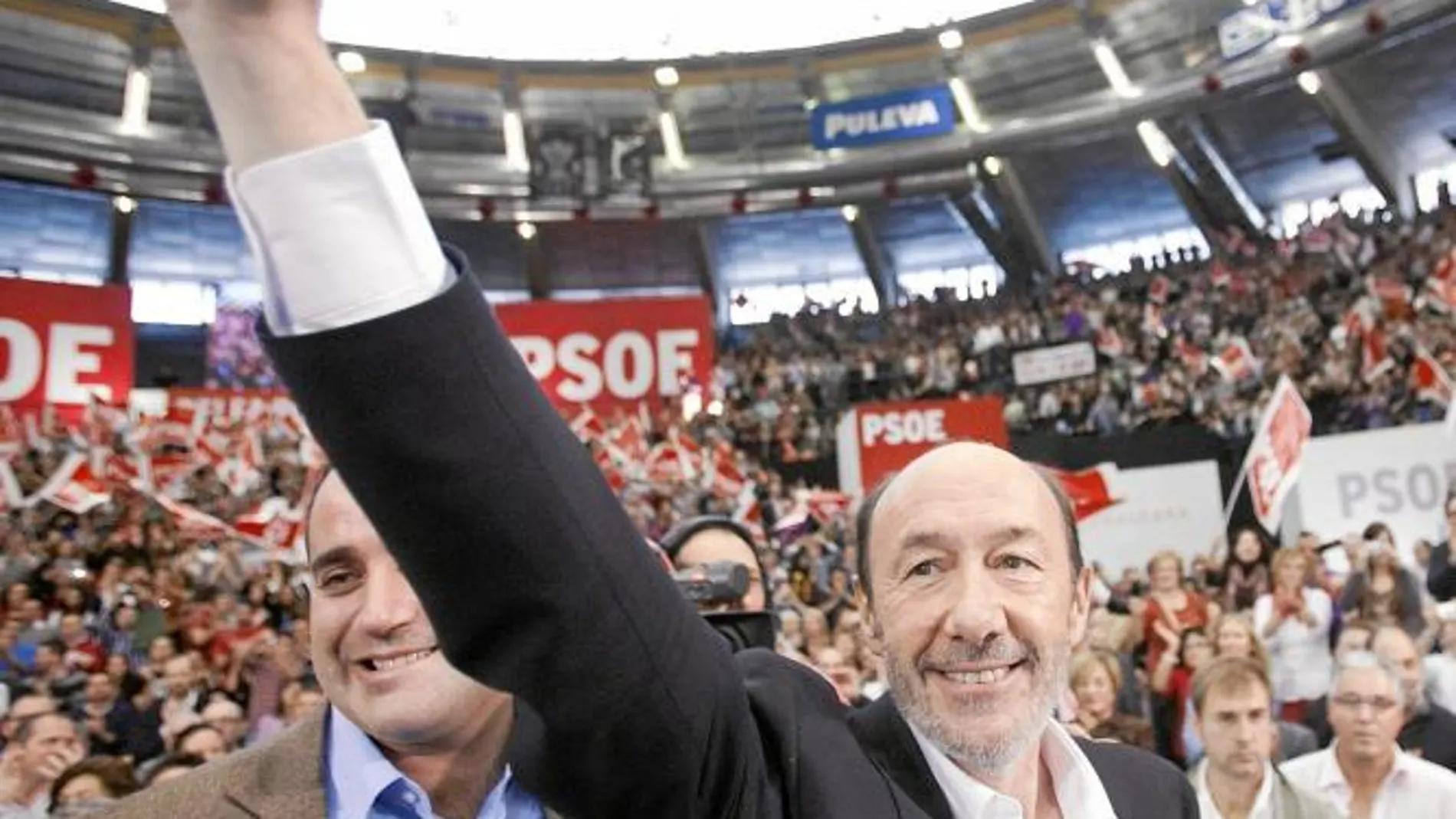 Rubalcaba saluda a sus incondicionales ayer en Valencia