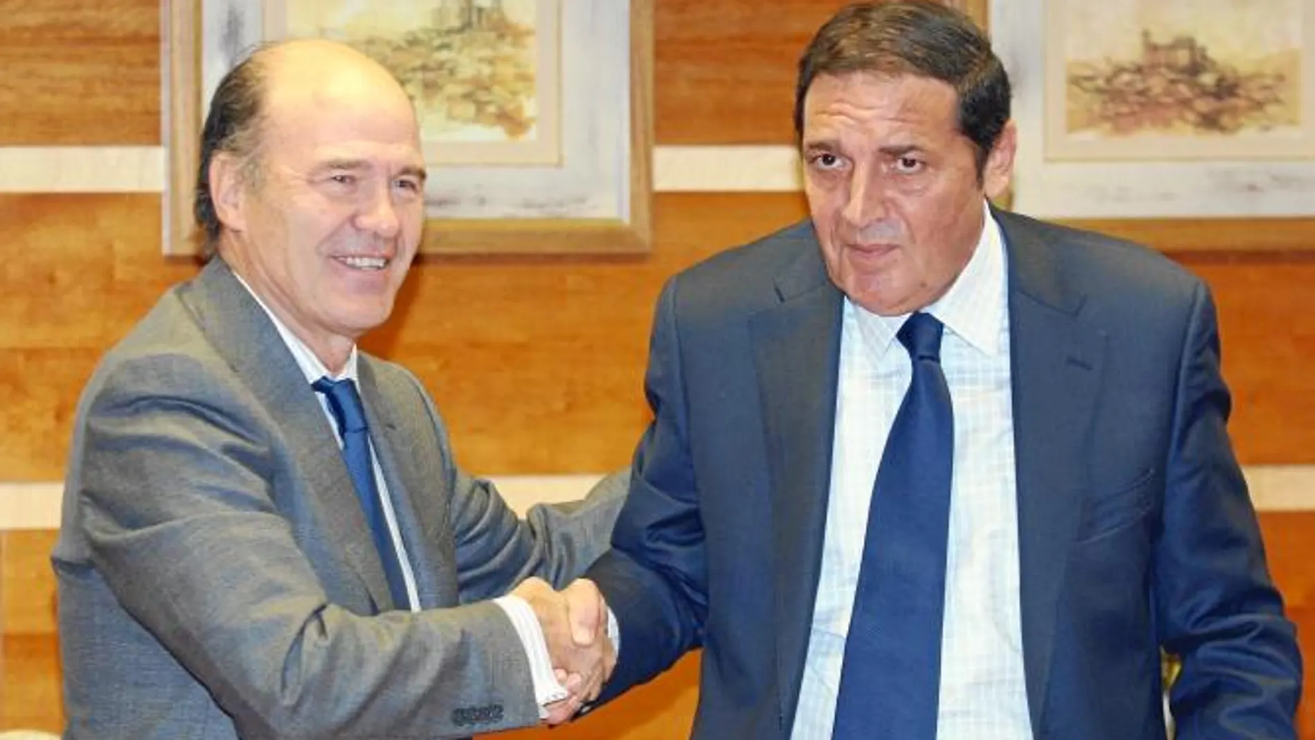 El consejero de Sanidad, Antonio María Sáez junto con el presidente del Colegio de Médicos, José Luis Díaz Villarig