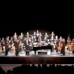 La orquesta está integrada por un plantel fijo de más de ochenta instrumentistas de trayectoria internacional