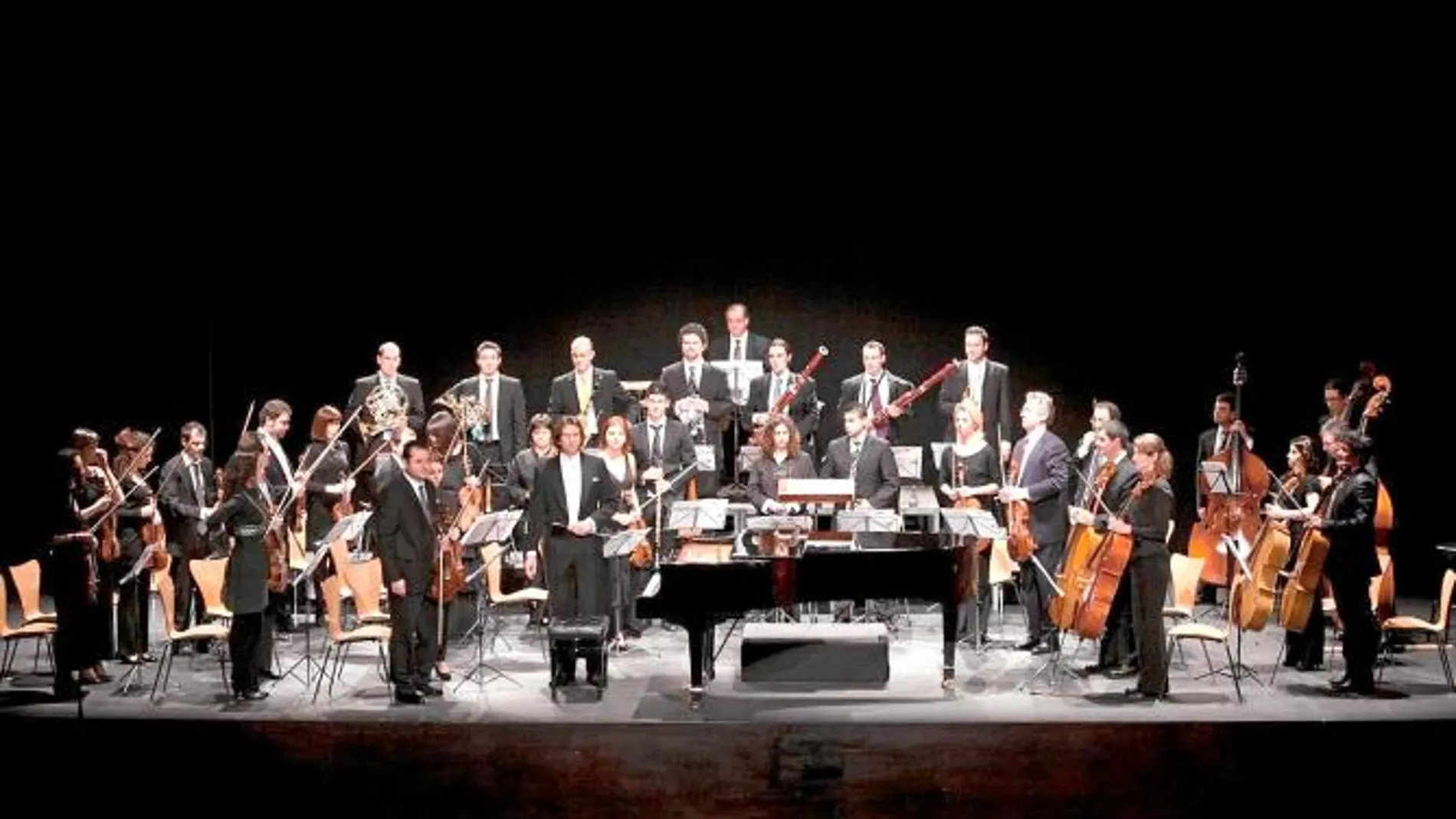 La orquesta está integrada por un plantel fijo de más de ochenta instrumentistas de trayectoria internacional