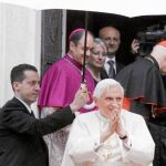 Gabriele, el mayordomo acusado, con un paraguas junto al Papa antes de ser descubierto