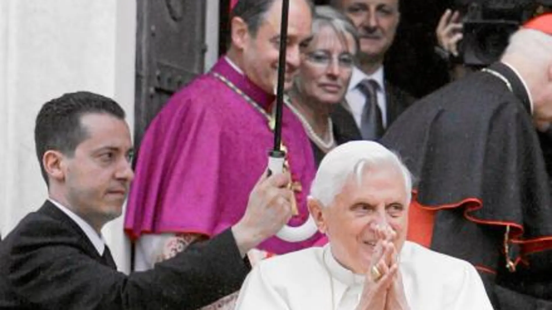 Gabriele, el mayordomo acusado, con un paraguas junto al Papa antes de ser descubierto