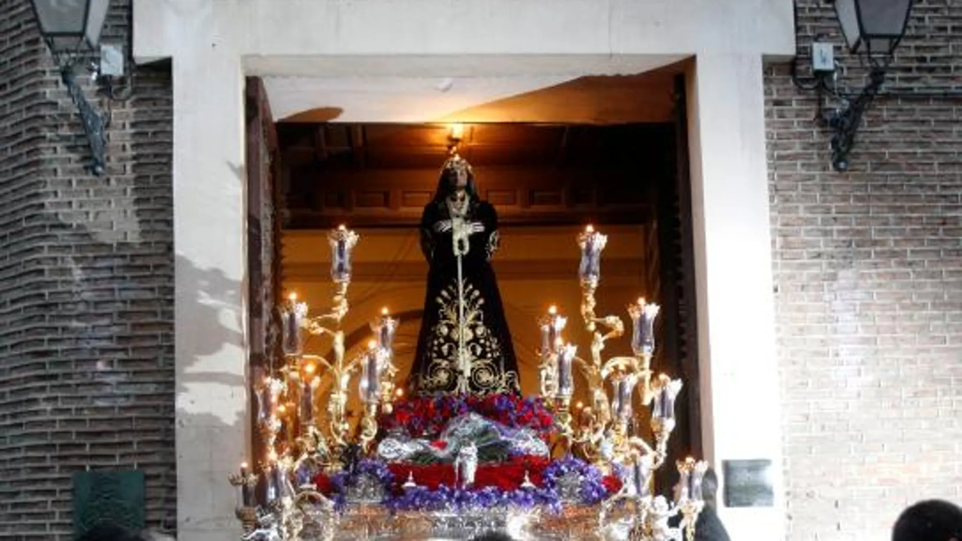 Imagen de archivo de la talla de «Jesús el Pobre» saliendo en procesión