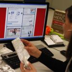 Una joven lee información en internet sobre medicamentos