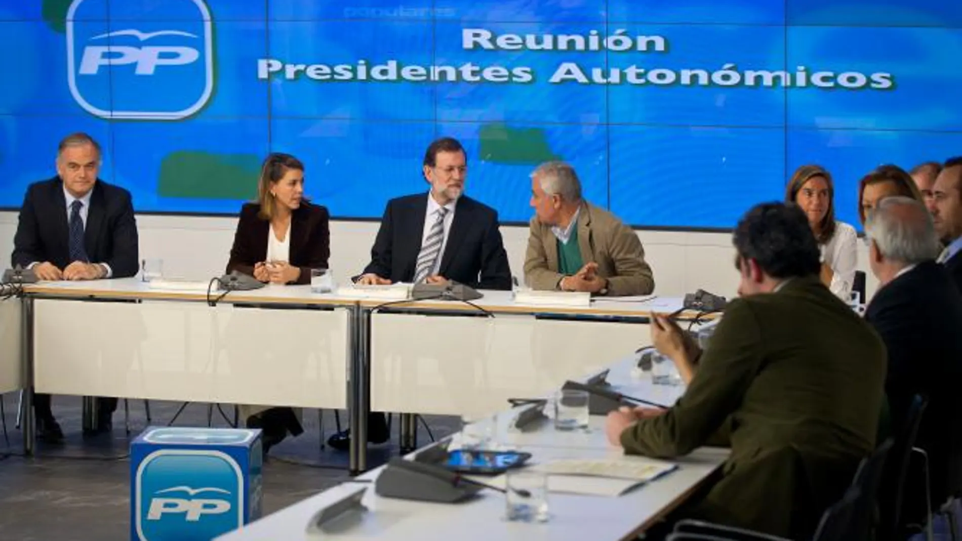Rajoy con sus barones en la reunión de hoy