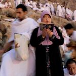 Una peregrina musulmana reza en el Monte Arafat, donde Mahoma dio su último sermón, en Arabia Saudí