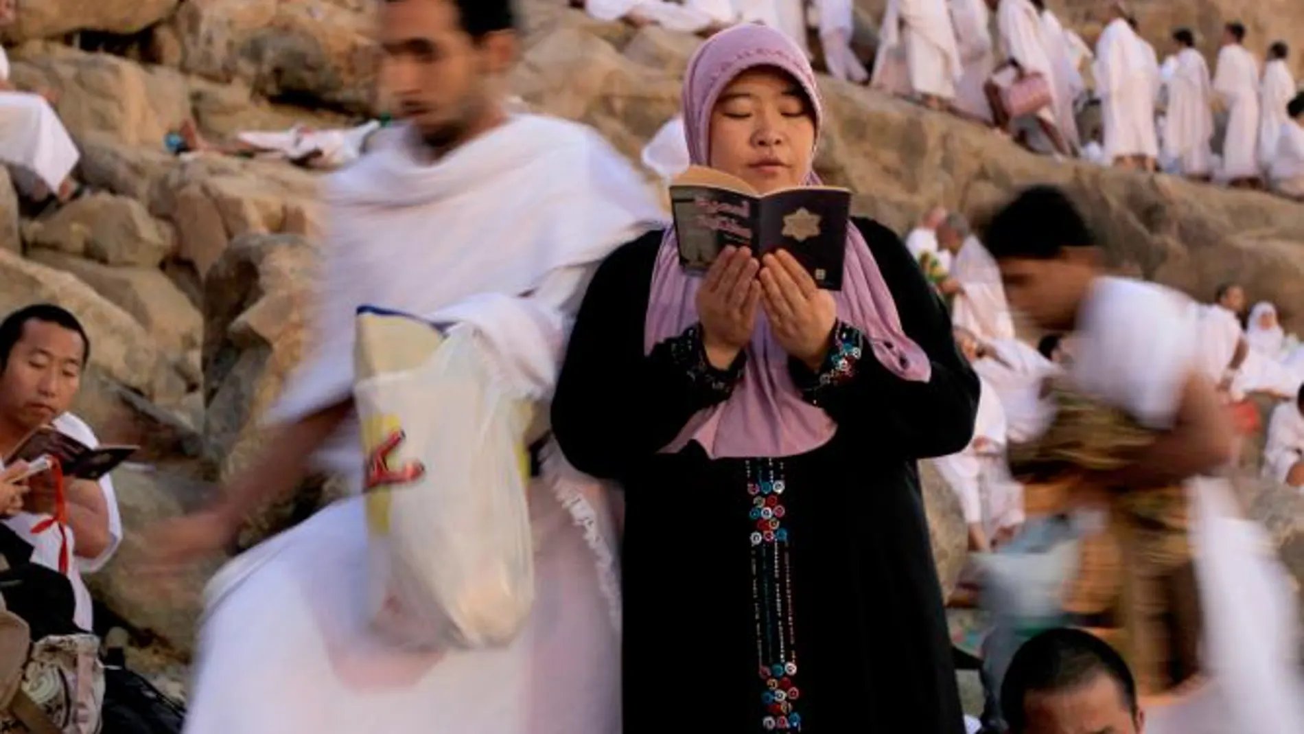 Una peregrina musulmana reza en el Monte Arafat, donde Mahoma dio su último sermón, en Arabia Saudí