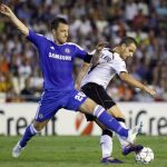 El delantero del Valencia Roberto Soldado (i) lucha un balón con el defensa del Chelsea John Terry