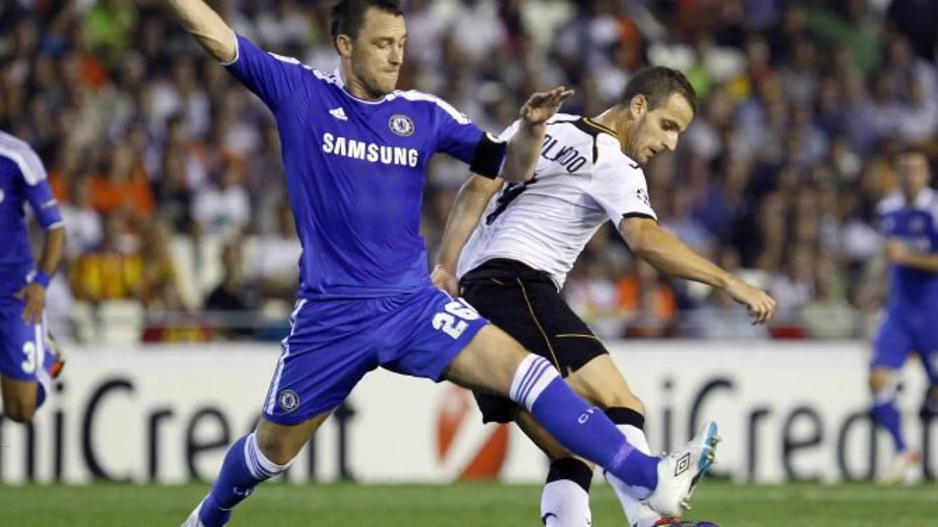El delantero del Valencia Roberto Soldado (i) lucha un balón con el defensa del Chelsea John Terry