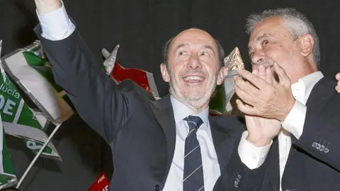 Alfredo Pérez Rubalcaba, con José A. Griñán, en Punta Umbría