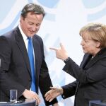 Angela Merkel señala a David Cameron en un momento de la breve rueda de prensa posterior a su reunión en Berlín