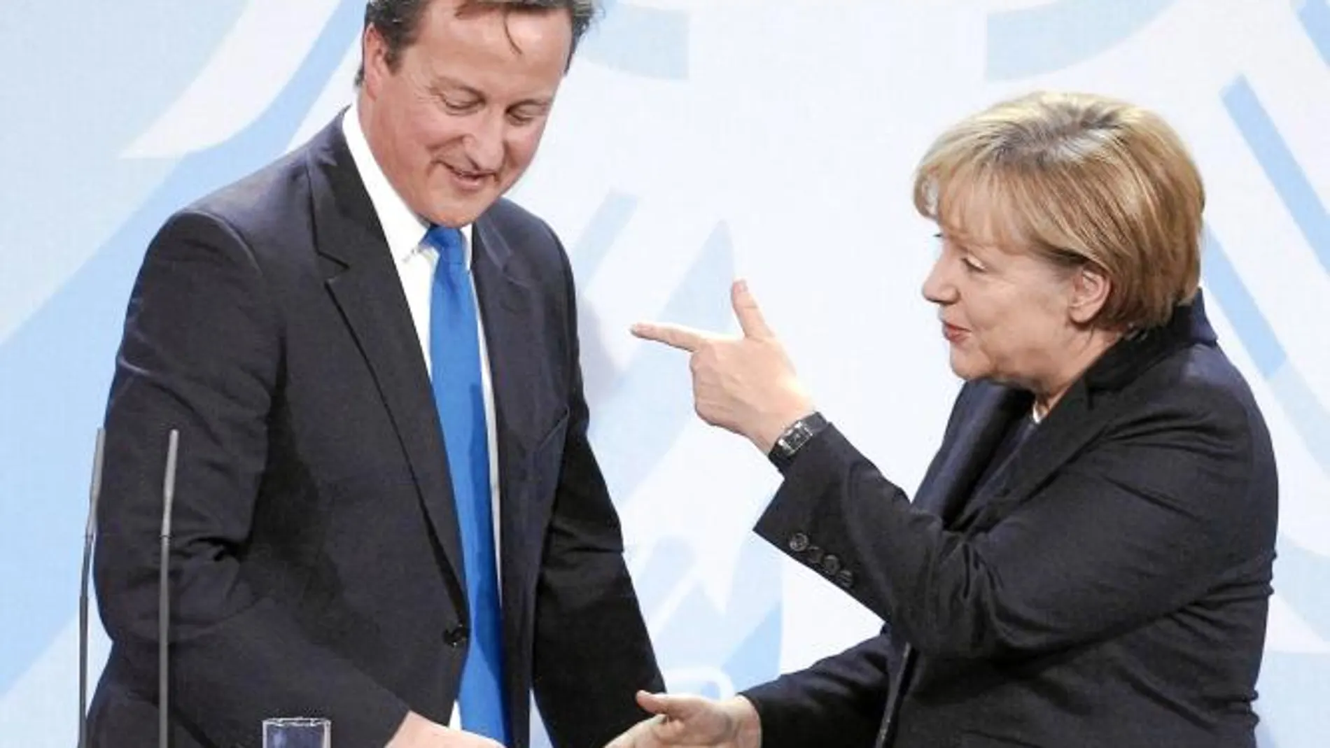 Angela Merkel señala a David Cameron en un momento de la breve rueda de prensa posterior a su reunión en Berlín
