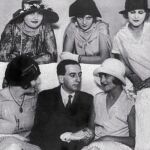 El escritor, rodeado de actrices, en 1926