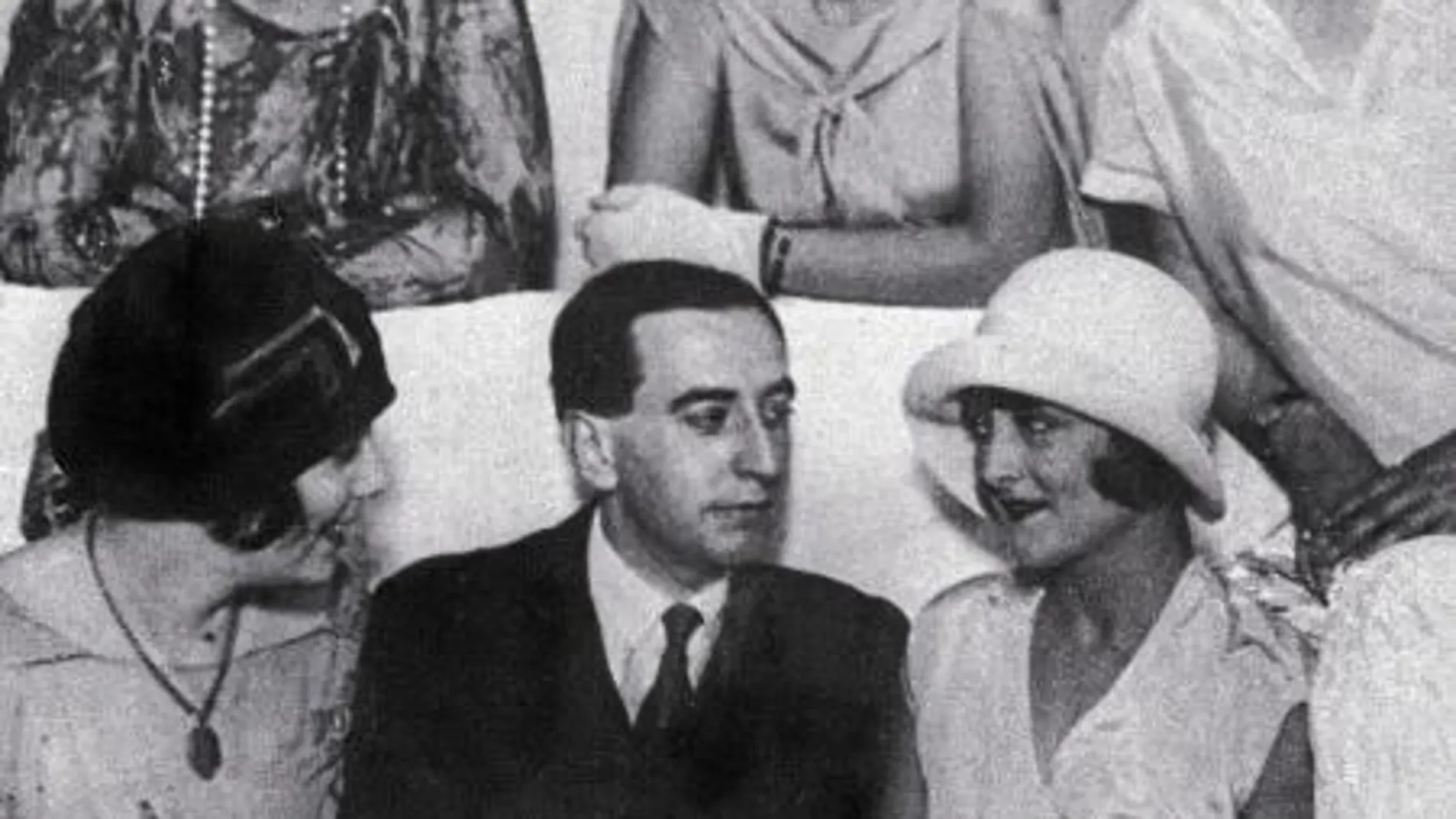 El escritor, rodeado de actrices, en 1926