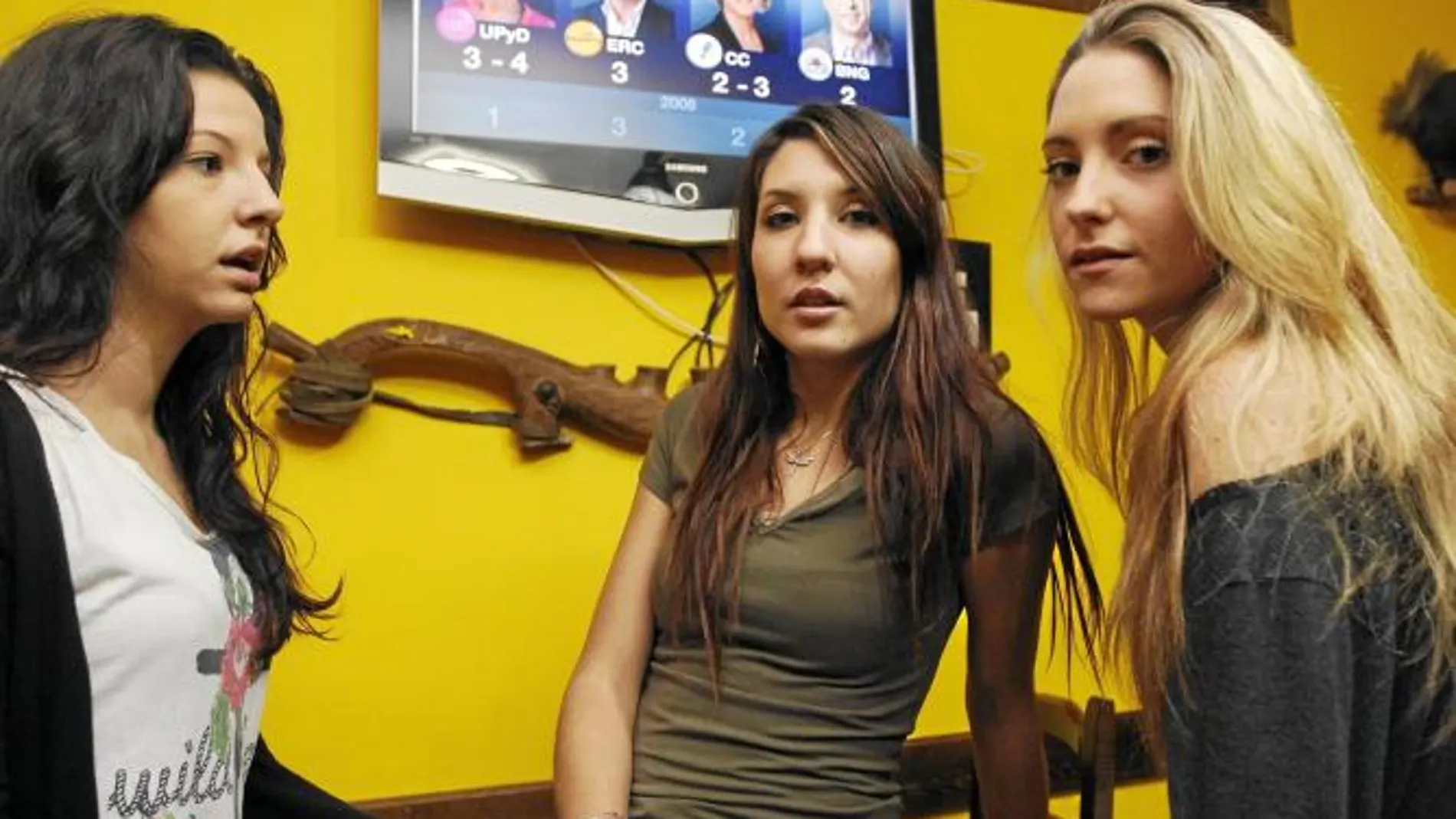 JÓVENES EN PARO: Lugar: Madrid Situación: Cristina, Raquel y Nuria tienen 22 años y están en paro. Una petición al presidente: «Queremos que el nuevo Gobierno solucione la situación laboral de nuestra generación».