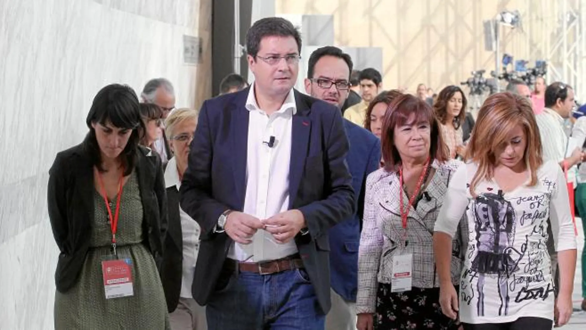 Óscar López, junto a Cristina Narbona y Elena Valenciano, entre otros dirigentes del PSOE