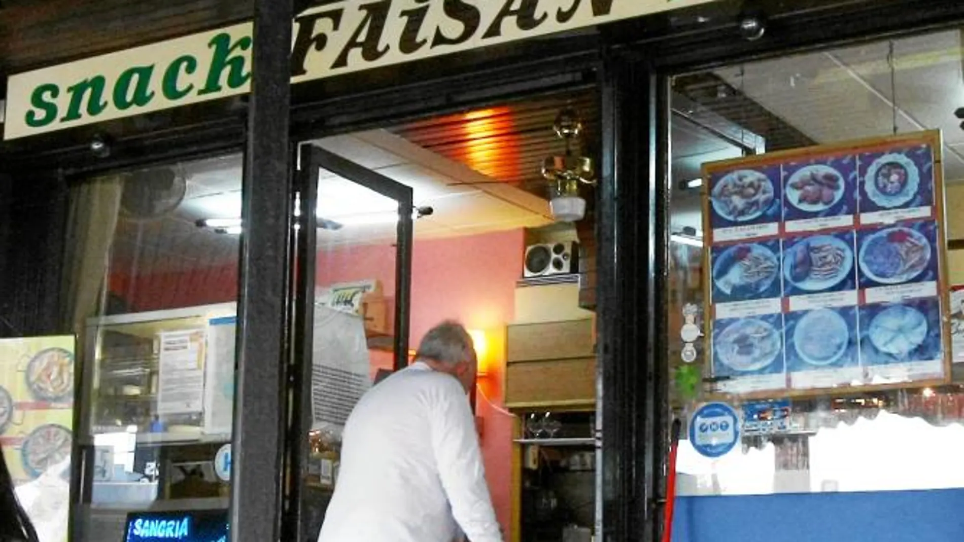 Elosua, dueño del bar Faisán donde se produjo el «chivatazo», entrando al local el pasado julio