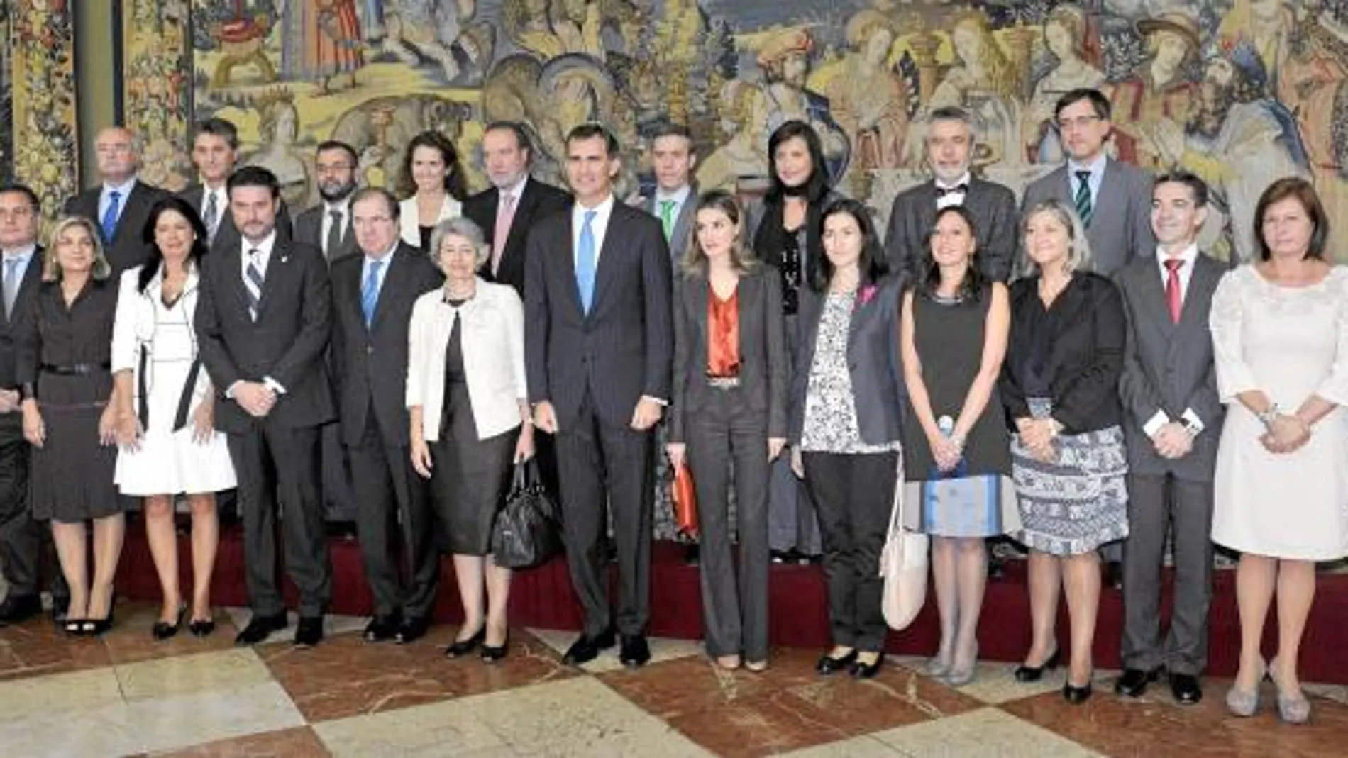 Don Felipe y Doña Letizia, junto a Herrera y a los participantes en el Encuentro de Patrimonio Mundial