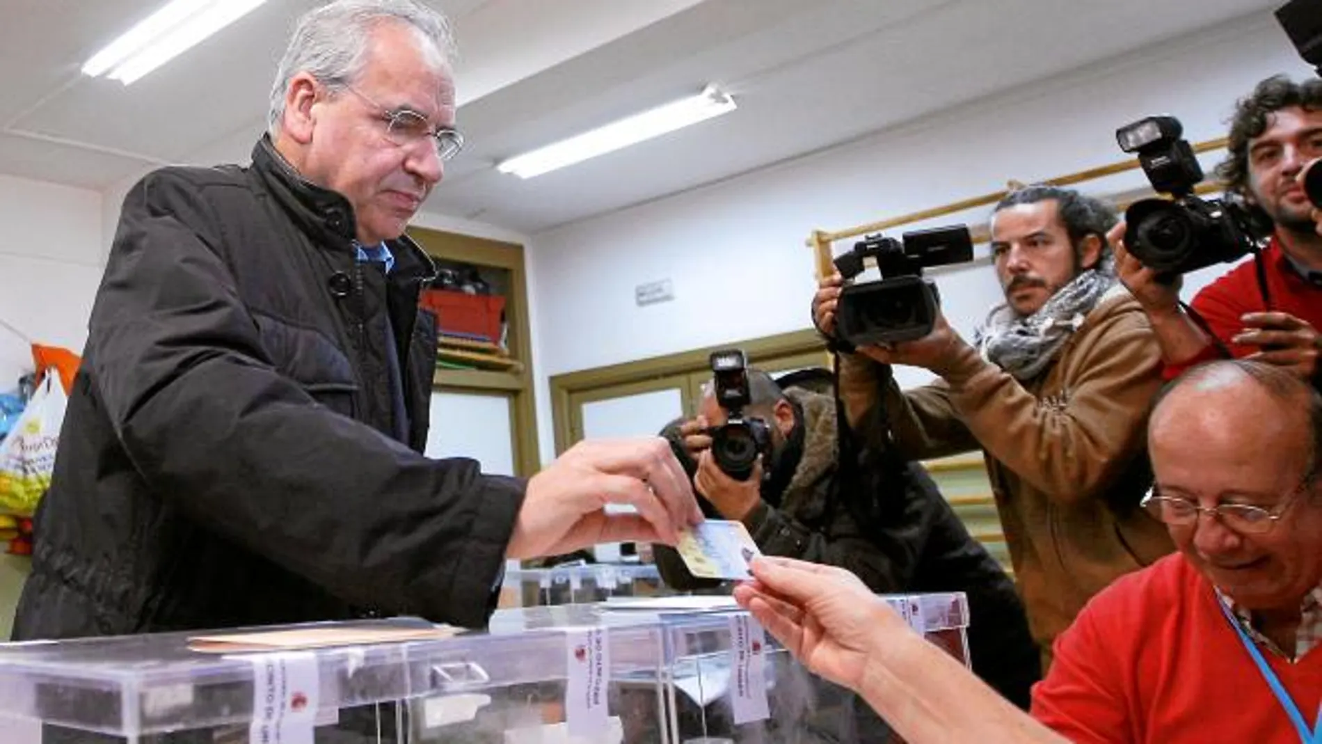 Alfonso Guerra ayer depositando su voto en Sevilla