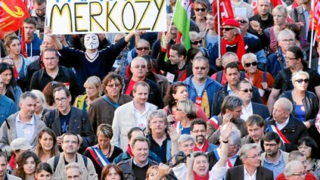 «RESISTENCIA». El líder del Frente de Izquierdas, Jean-Luc Mélenchon, con el puño en alto, marchó bajo este lema en la manifestación de París