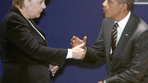 El presidente de EE UU, Barack Obama, conversa con la canciller alemana, Angela Merkel, antes del inicio de la segunda jornada del G-20
