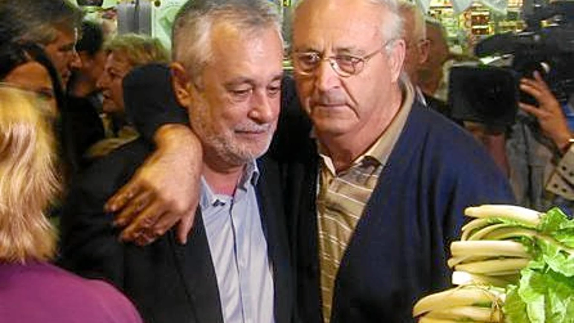 El secretario general de los socialistas andaluces, José Antonio Griñán, visitó ayer un mercado almeriense