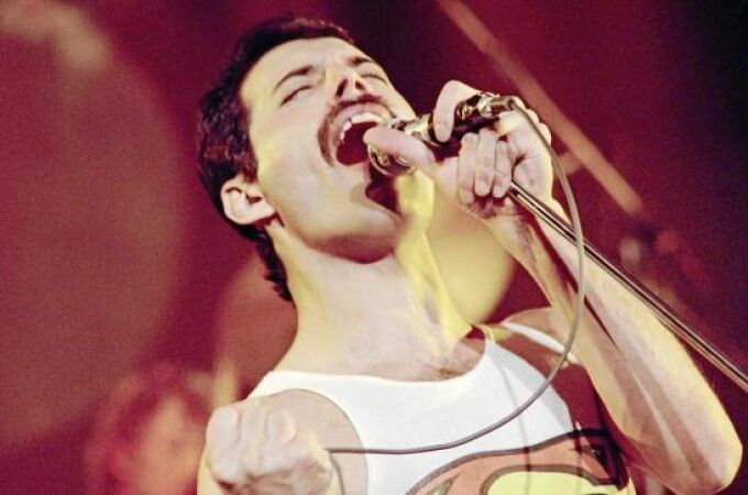 Farrokh era su nombre real. Cuando empezó a cantar lo cambió, junto con su apellido, por el de Freddy Mercury (en alusión al dios Mercurio, el mensajero de los dioses)