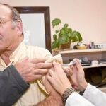 Una persona mayor se vacuna en un centro sanitario de la Comunidad la pasada campaña
