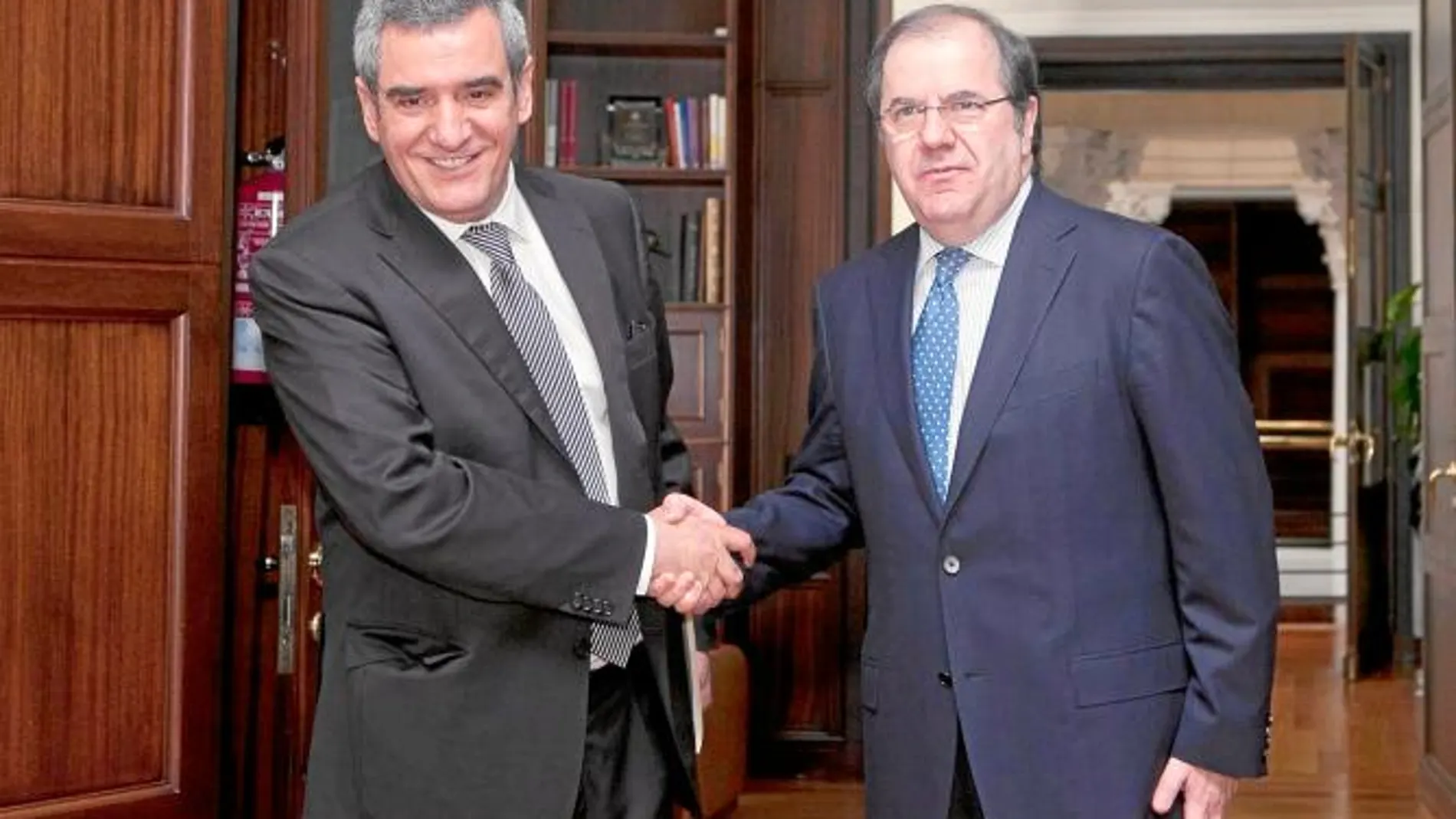 Última reunión del presidente Juan Vicente Herrera y el líder socialista Julio Villarrubia, el pasado 1 de mayo de 2012
