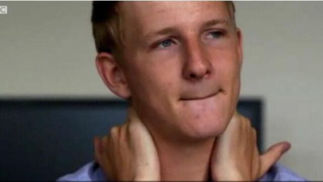 Aurelien Hayman, en la entrevista con la BBC, ejercitando su memoria prodigiosaiosa (Foto: BBC)