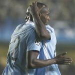 El marfileño Touré Yaya (i), del Manchester City, celebra uno de sus goles