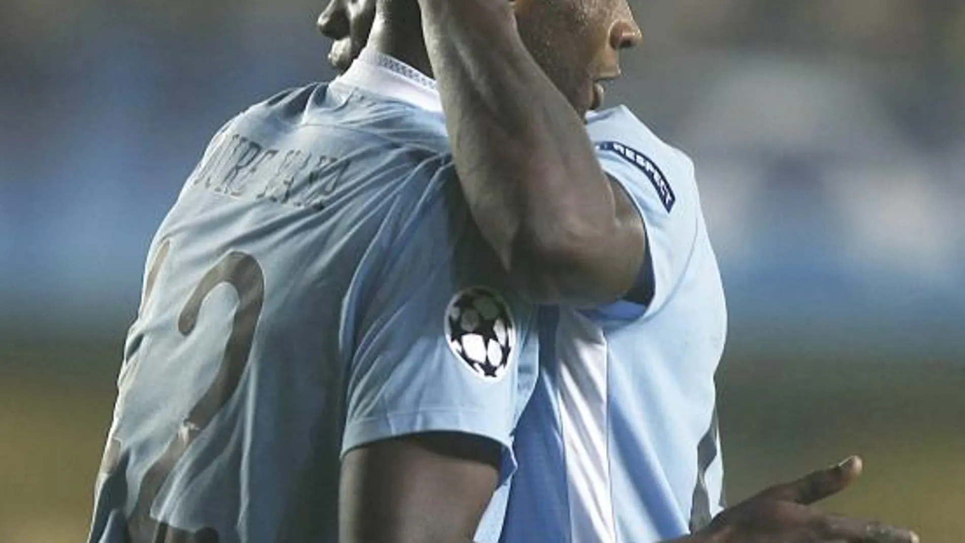 El marfileño Touré Yaya (i), del Manchester City, celebra uno de sus goles