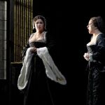 La soprano Anna Netrebko (c), en el papel de Ana Bolena en la ópera de Donizetti "Anna Bolena", representada en el Metropolitan de Nueva York