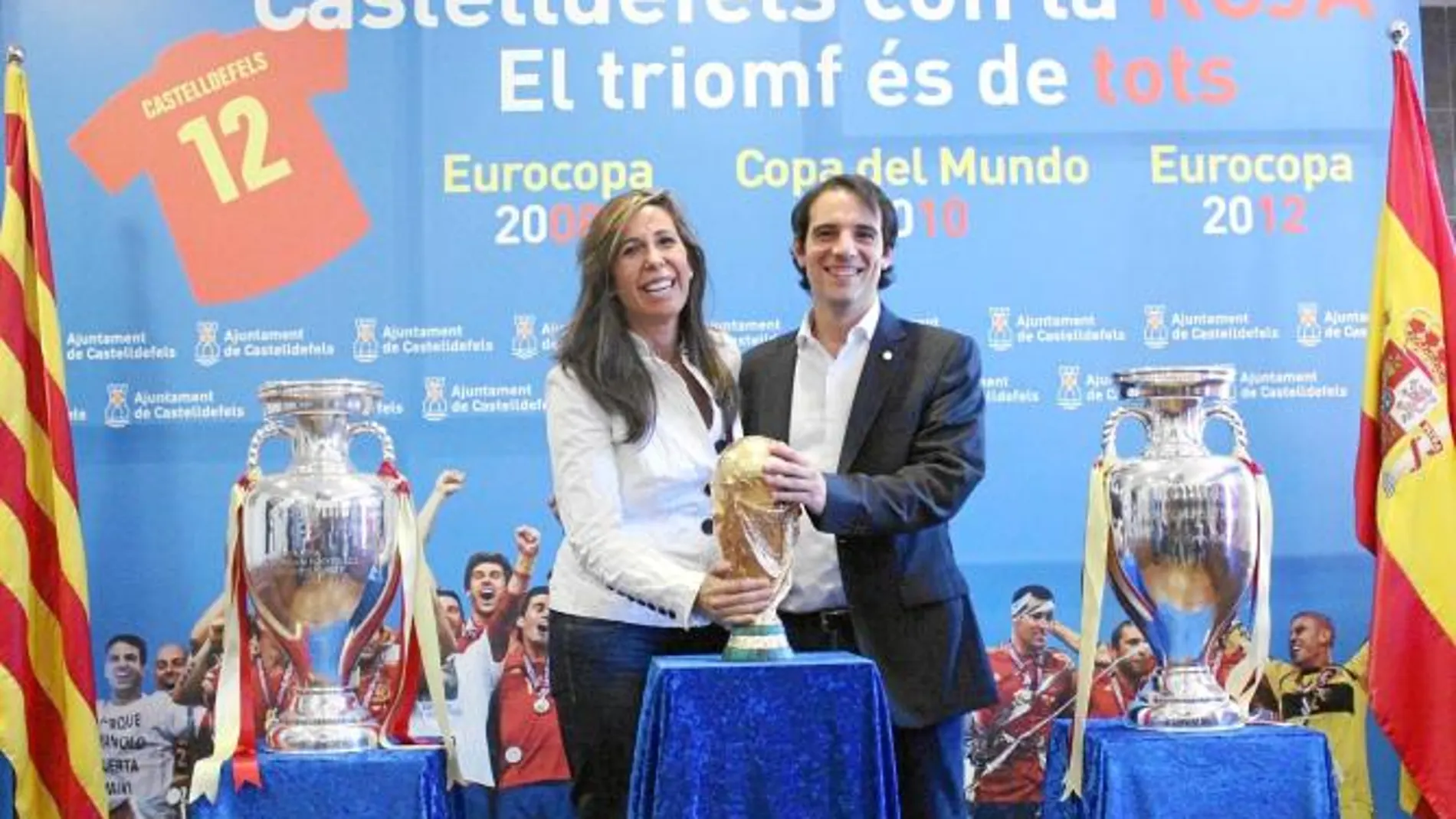 Alicia Sánchez-Camacho y el alcalde de Castelldefels, Manuel Reyes, ayer, con la Copa del Mundo