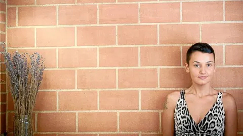 Isabel Valero: «Camarera y luego escritora Lo primero es lo que me da de comer»